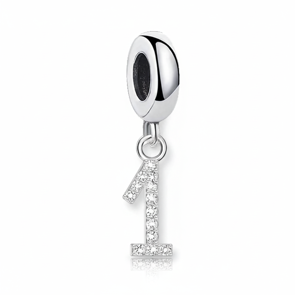 Berloque Números em Prata 925, ideal para marcar datas especiais ou momentos importantes, com acabamento elegante.