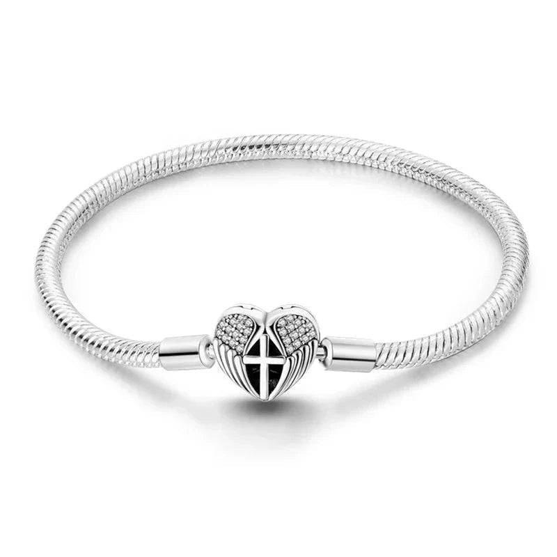 Pulseira Encanto Heart Charmz em Prata 925 – joia romântica e delicada para expressar amor e combinar com berloques Charmz.